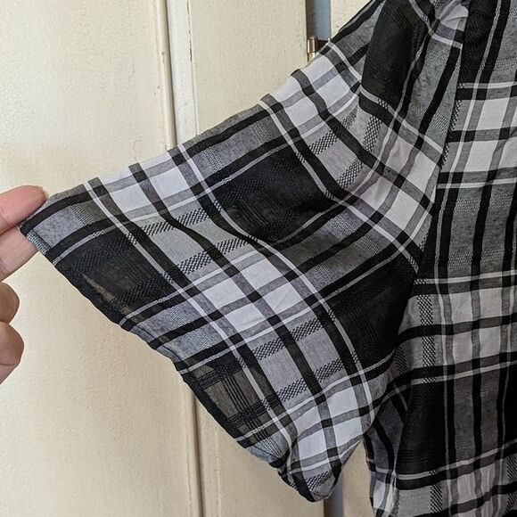 ANN Taylor Black/White Buffalo Check Top Size Medium - Picture 5 of 7